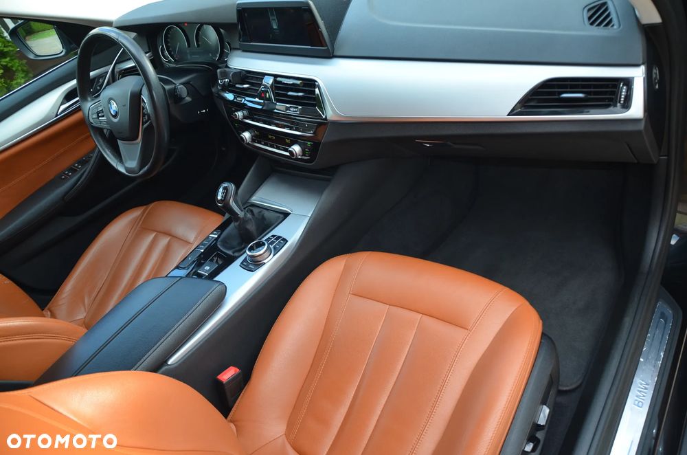 BMW Seria 5 520d M Sport - 9