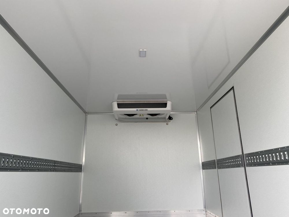 Mercedes-Benz Sprinter - 11