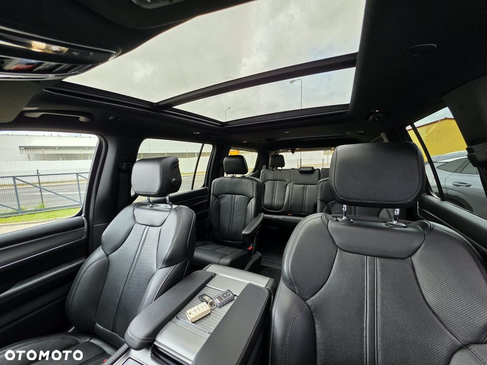 Jeep Wagoneer - 27