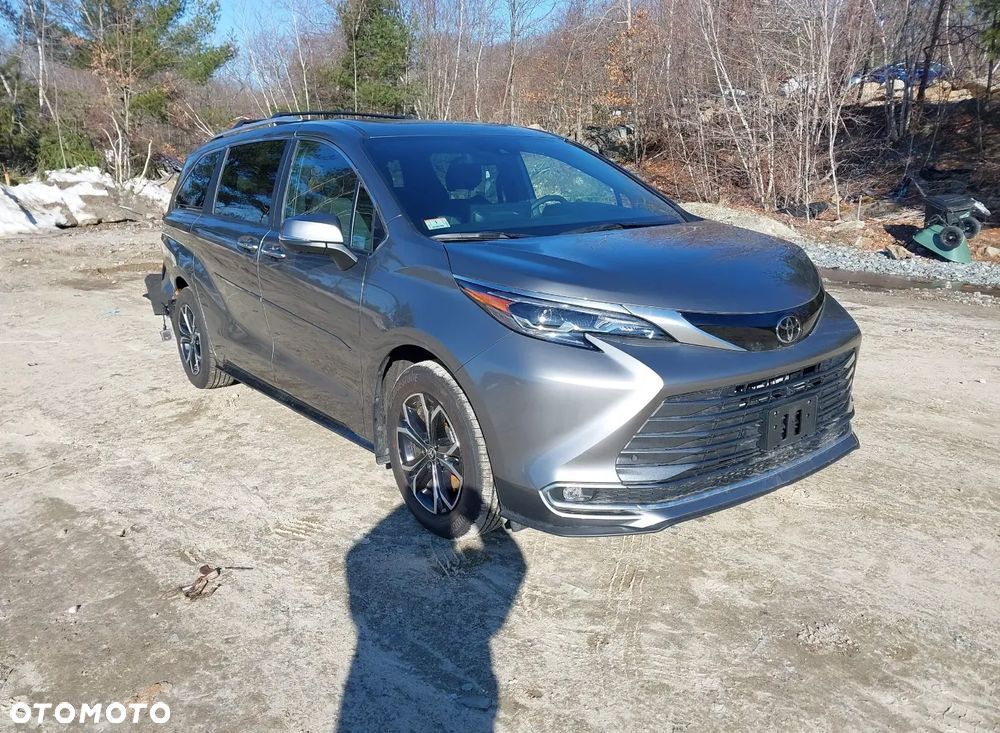 Toyota Sienna - 1