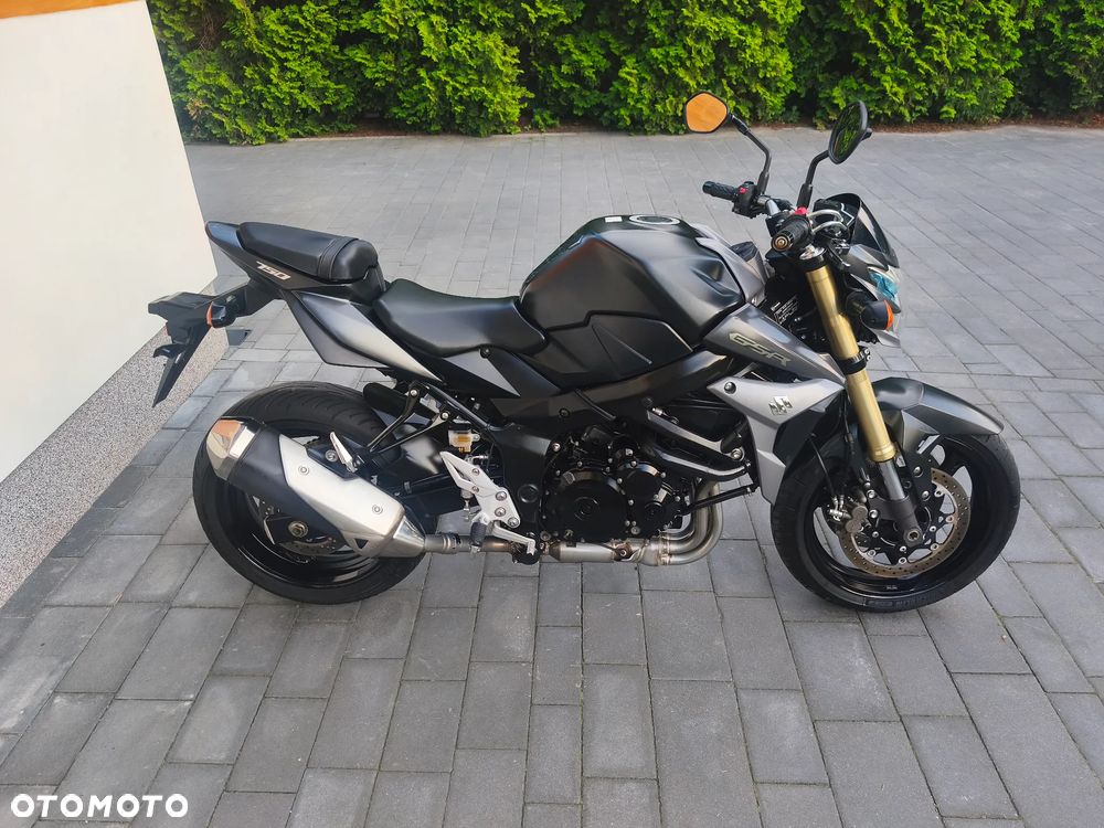 Suzuki GSR - 2