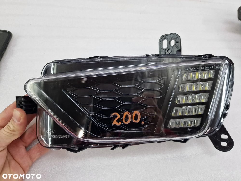 VW POLO VI 2G0 NOWY PRAWY ORYGINALNY VALEO HALOGEN LED DRL Z CIEMYM ŚRODKIEM , NR 2G0941622D / 2G0941622 D , NR AUKCJI H200 - 1