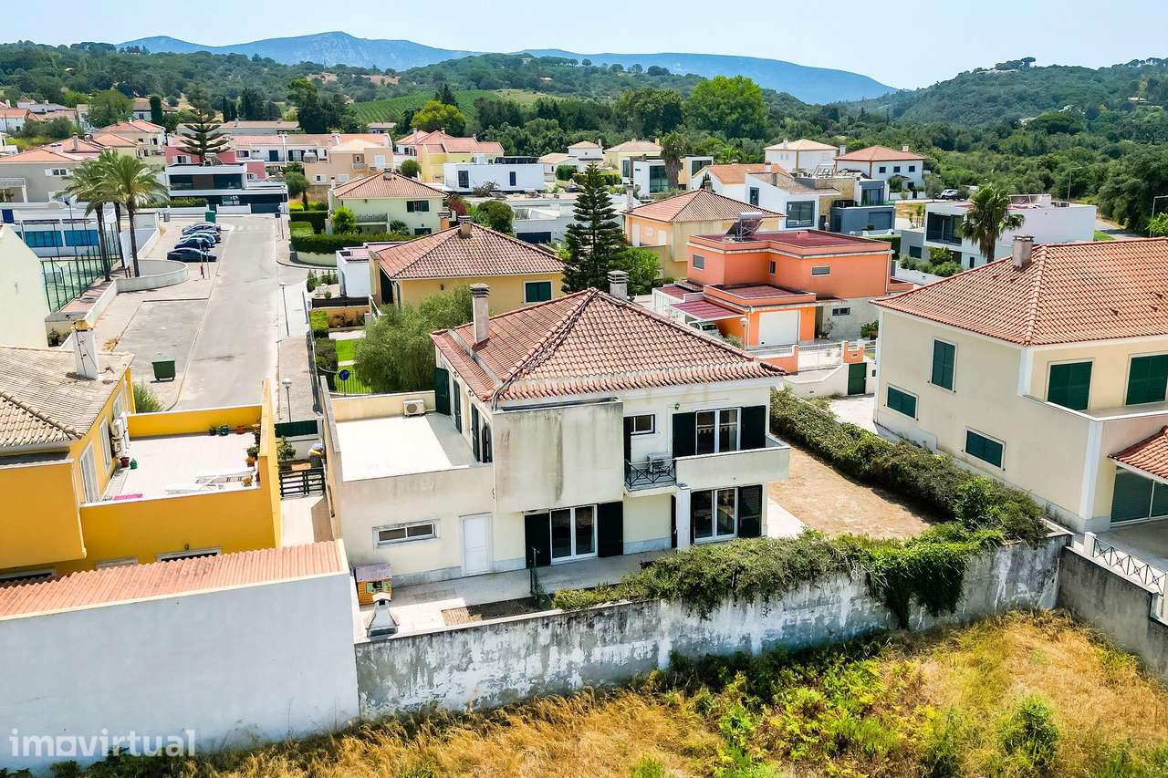 Moradia T5 isolada, implantada num lote de terreno com 466 m², situada - Grande imagem: 3/36