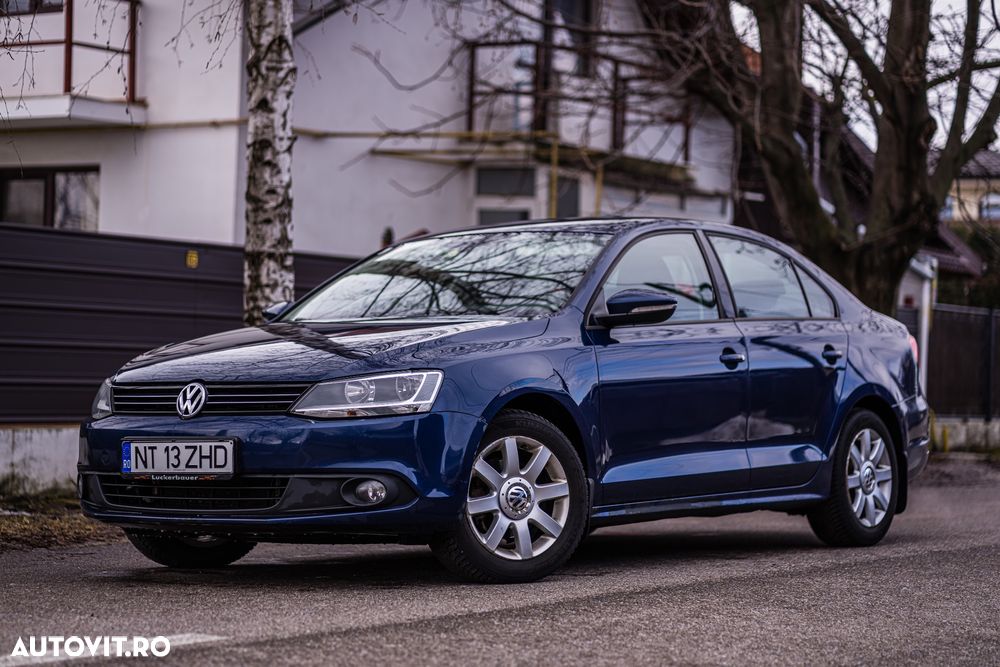 Volkswagen Jetta 1.6 TDI DSG Life - 1