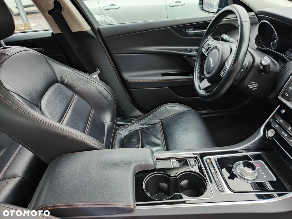 Jaguar XE 2.0 D Portfolio - 17