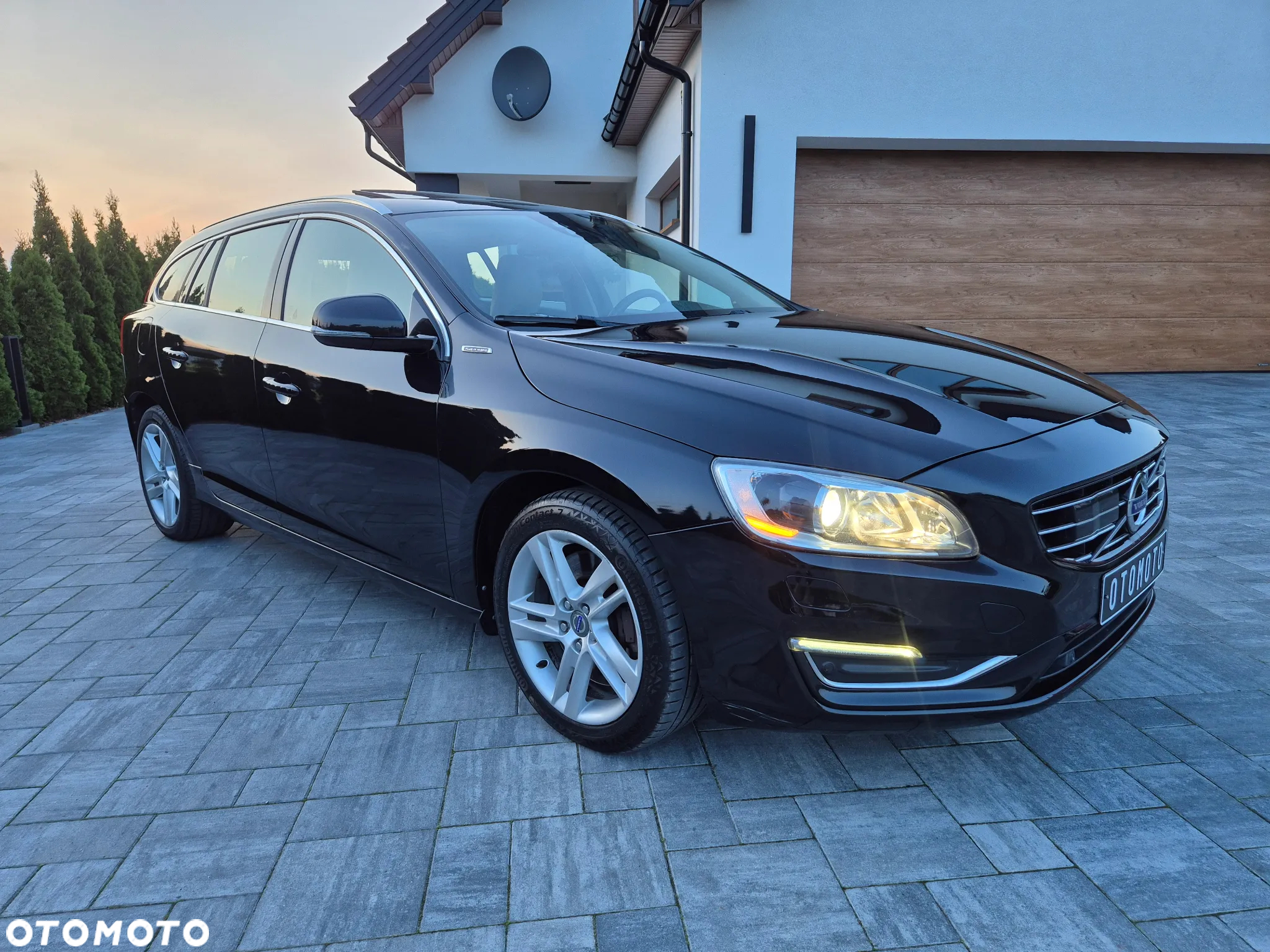 Volvo V60 D6 Plug-In-Hybrid AWD Geartronic Summum - 4