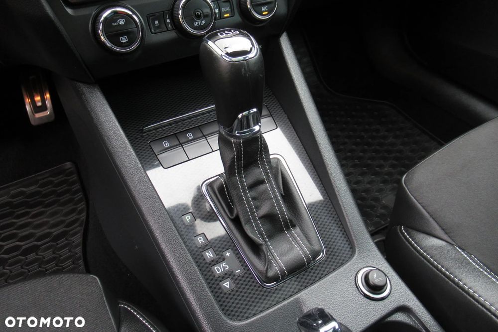 Skoda Octavia 2.0 TDI DSG RS - 32