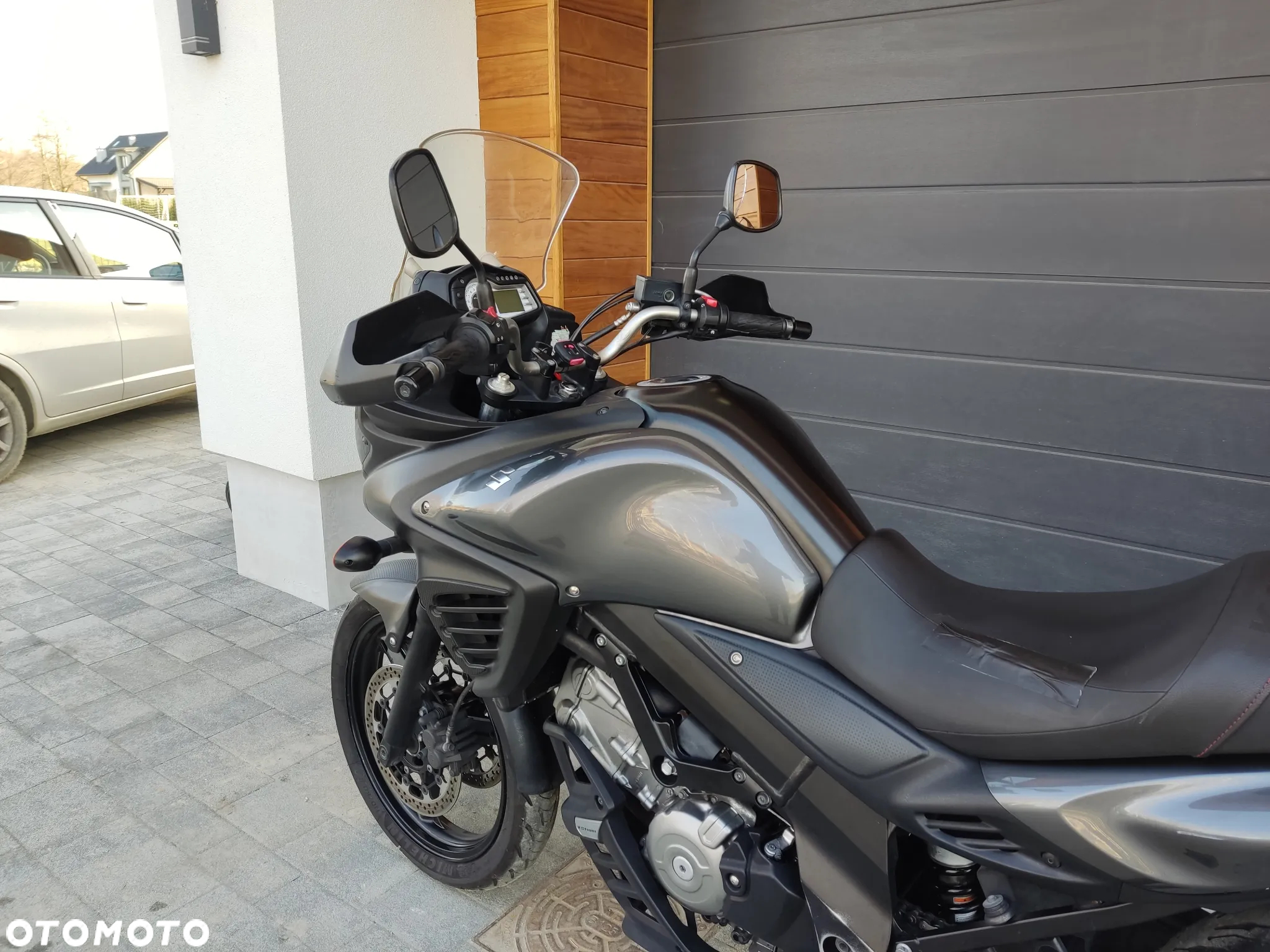 Suzuki V-STROM - 10