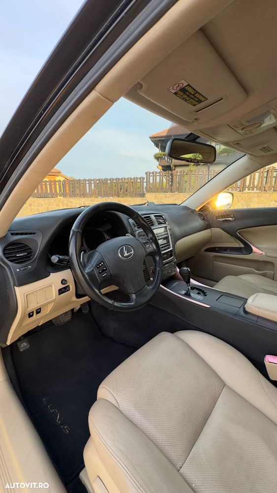 Lexus Seria IS 250 2.5 V6 Aut Luxury - 8