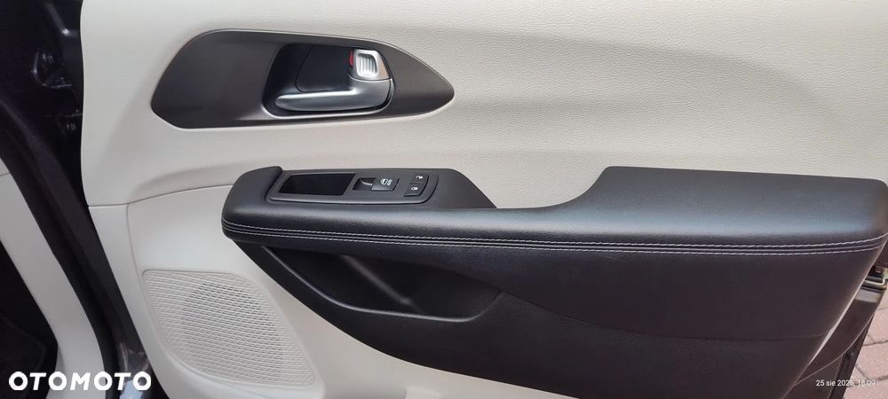 Chrysler Pacifica - 10
