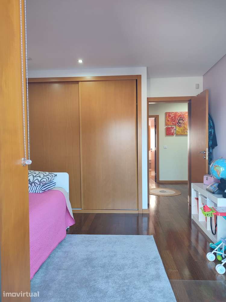 Moradia c/4 quartos(2 suites)+escritório, condomínio fechado c piscina - Grande imagem: 4/42