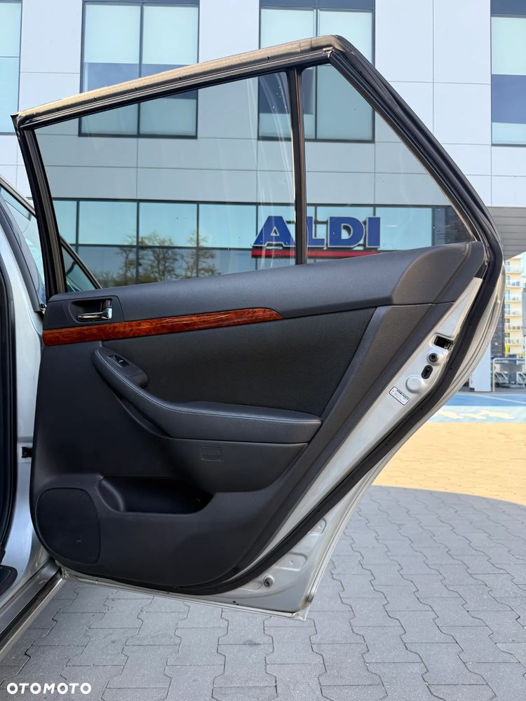 Toyota Avensis 1.8 VVT-i Automatik Sol - 21