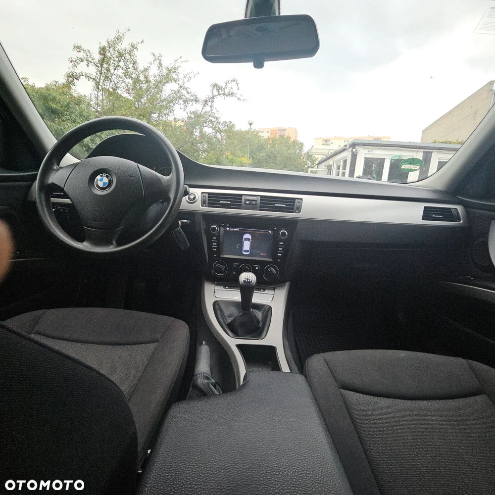 BMW Seria 3 318i Touring - 24