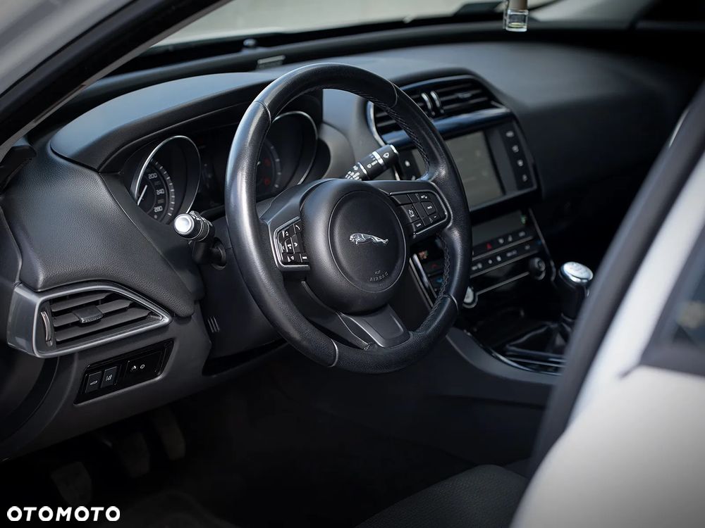 Jaguar XE 20d Pure - 13