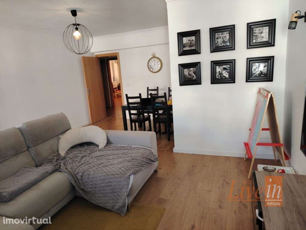 Apartamento T3 Remodelado com Garagem na Damaia de Cima - Grande imagem: 2/17