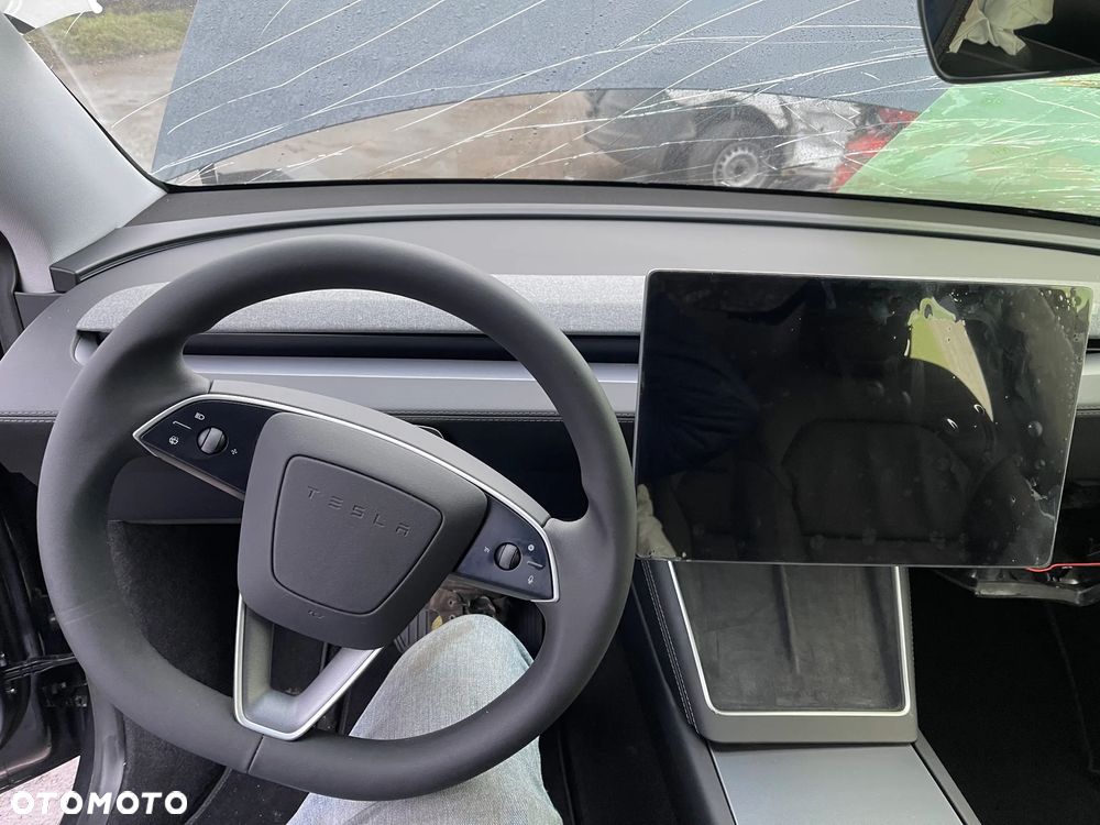 Tesla Y - 11