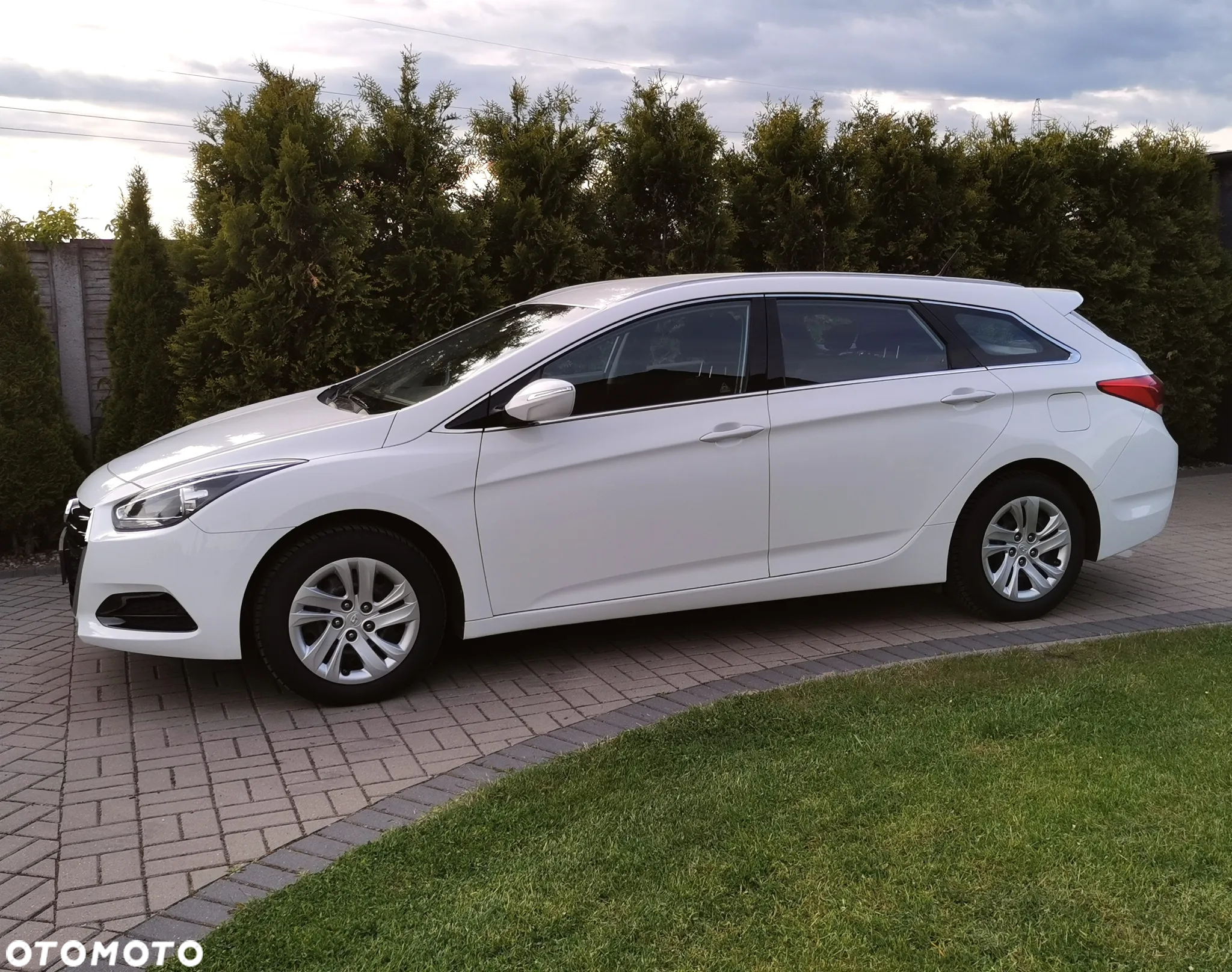 Hyundai i40 Kombi blue 1.6 Family - 16