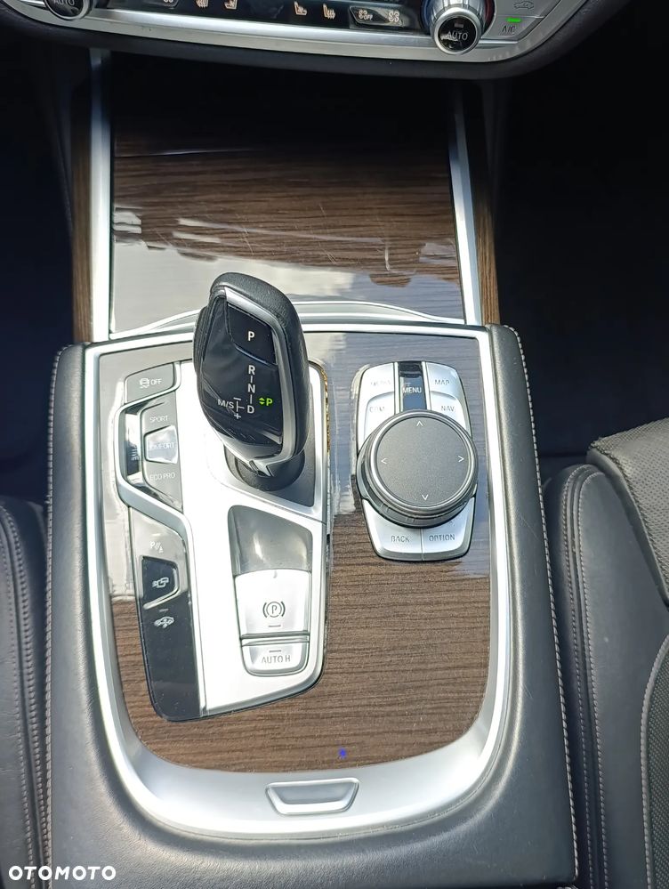 BMW Seria 7 740Li - 16