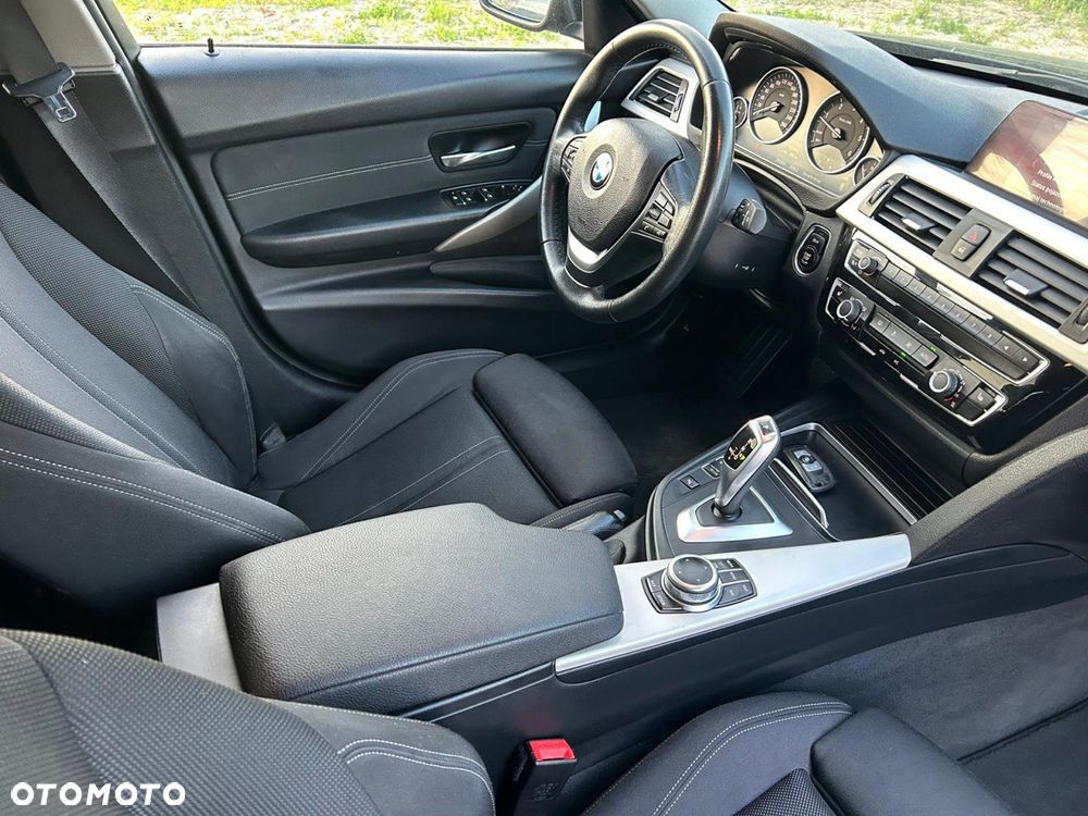 BMW Seria 3 320d xDrive - 23