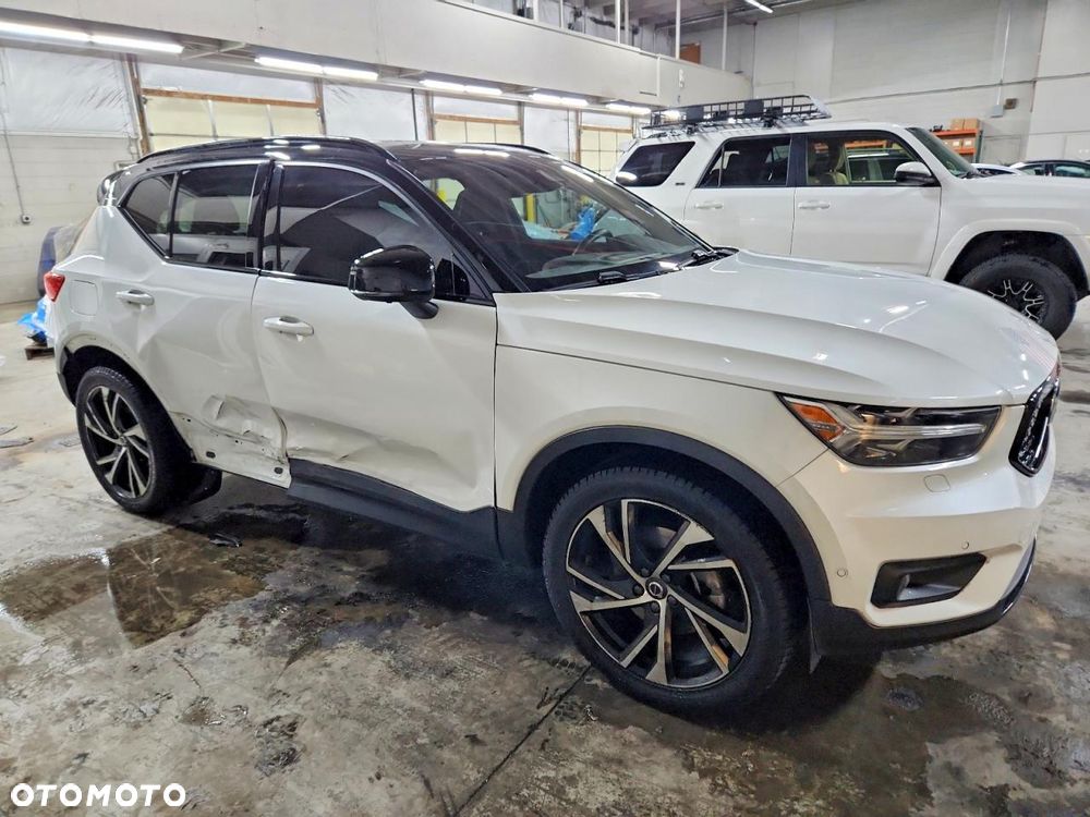 Volvo XC 40 T5 AWD R-Design - 4