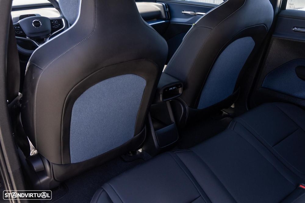 Volvo EX30 69 kWh Single Motor Extended Range Black Edition - 40