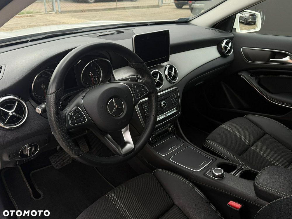 Mercedes-Benz GLA - 12