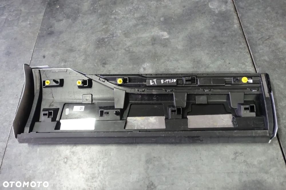 LISTWA DRZWI LEWY TYŁ AUDI E-TRON - 3