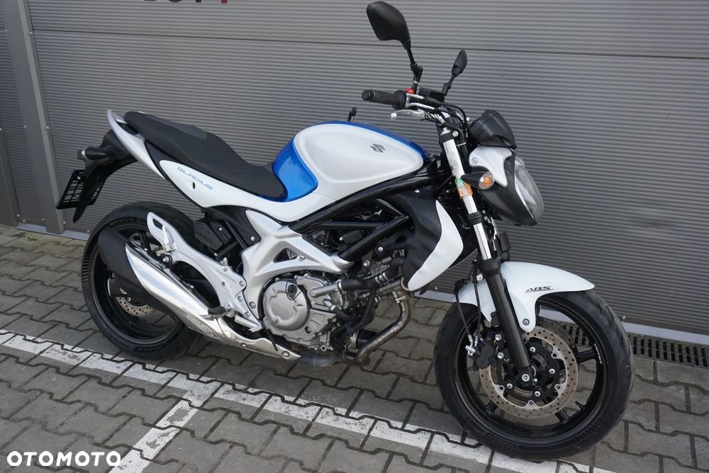 Suzuki Gladius - 1