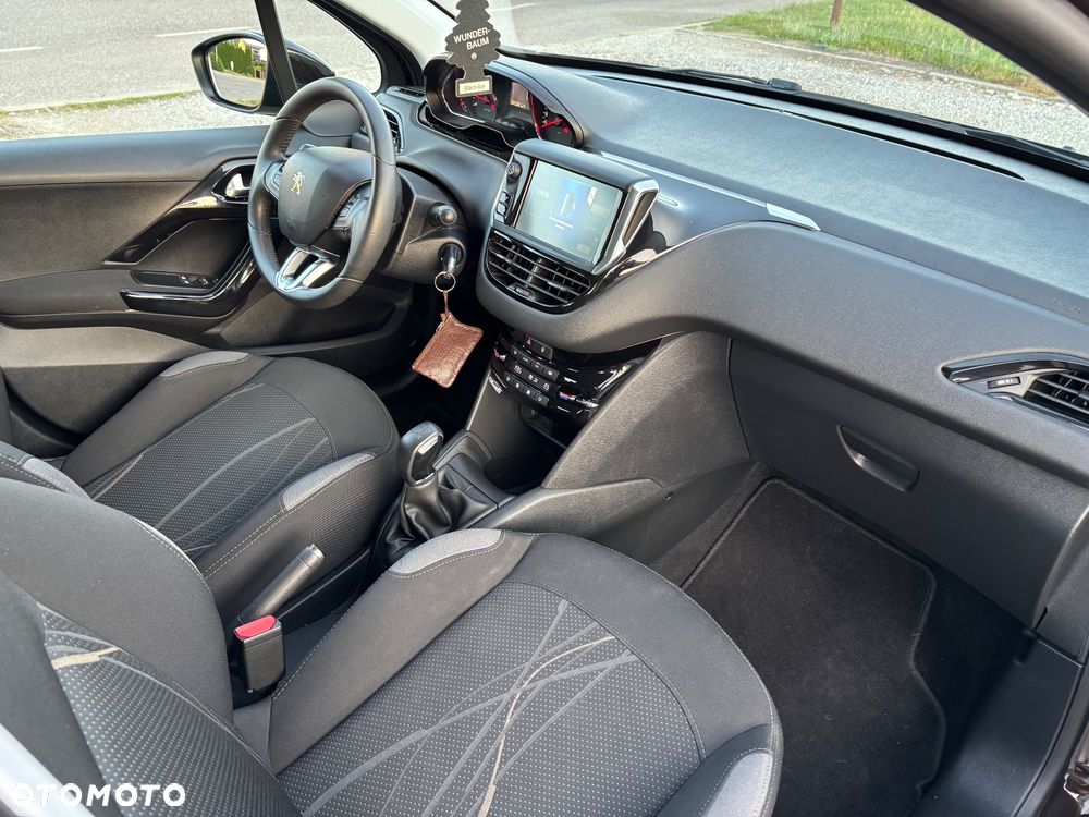 Peugeot 208 - 11