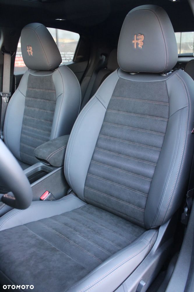 Alfa Romeo Junior 1.2 mHEV Ibrida Intensa Q4 eDCT - 15