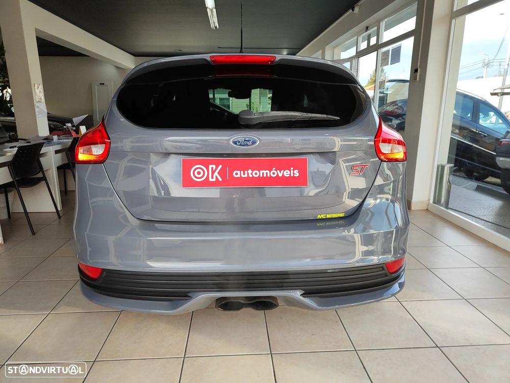 Ford Focus 2.0 EcoBoost ST c/ Pack Pele Desportiva - 10