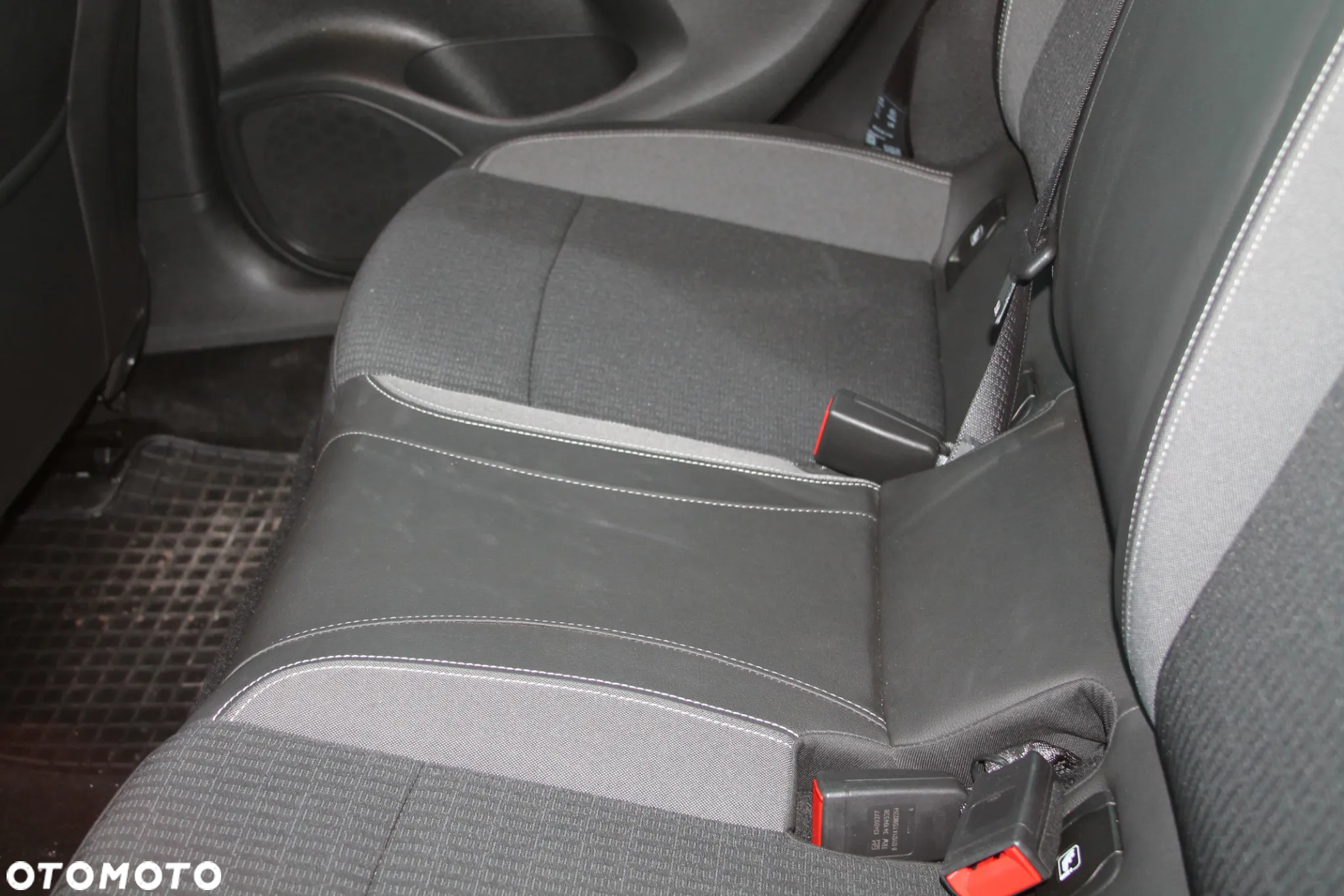 Opel Astra V 1.2 T Elegance S&S - 12