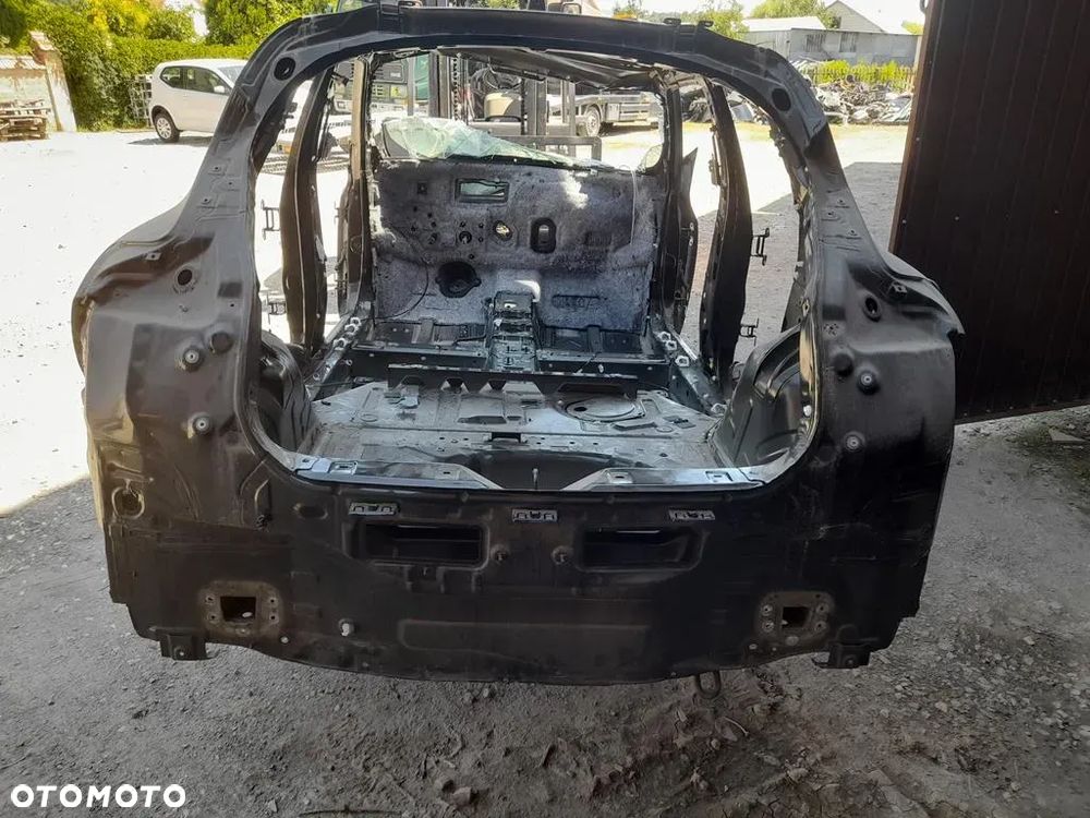 Pas tylni wanna Nissan Juke I F15 - 1