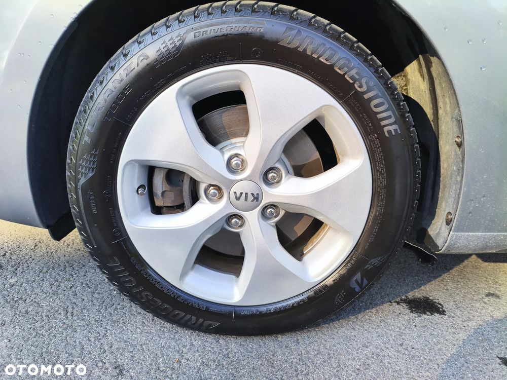 Kia Carens - 22