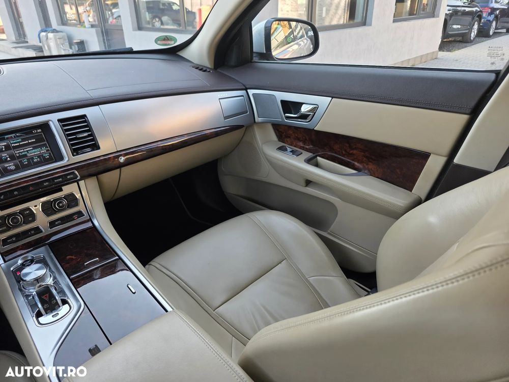 Jaguar XF 2.2D Premium Luxury - 13