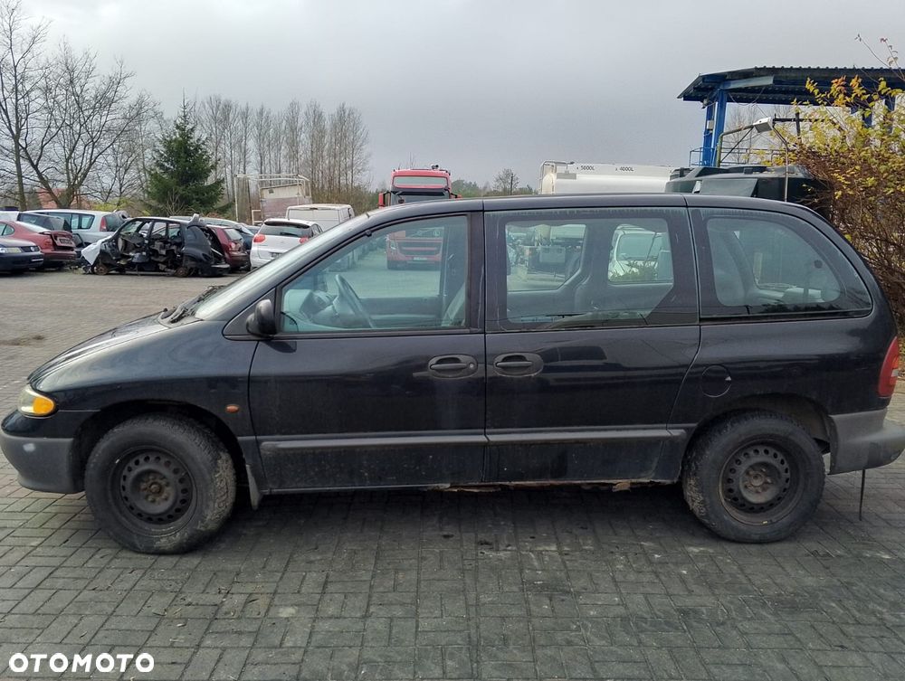 Chrysler Voyager / Town & Country (95-00r.) 2.4 B 149KM. Silnik EDZ Skrzynia DD3 lakier PAW/VAW/QAW - Dark Slate Pearl.Cały na części. GWARANCJA !!!  Przód Tył Zestaw Komplet Drzwi Klapa Zderzak Błotnik Maska Grill Atrapa Szyba Pas Lampa Lusterko Boczki Fotel Kanapa Kokpit Deska Rozdzielcza Przełącznik Włącznik Sterownik Przewody Wiązka Instalacja Moduł Komputer Czujnik Listwa Pompa Alternator Wtryski Głowica Rozrusznik Kompresor Sprzęgło Dwumas Silnik Skrzynia ABS Klimatyzacji Paliwa Wspomagania Kolektor Turbina Przepustnica Zawór Chłodnica Koło Hak Belka Sanki Zawieszenie Mcpherson Półoś Amortyzator Wydech Tłumik Zacisk Most - 4