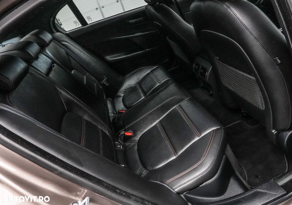 Jaguar XE 2.0 Prestige - 16