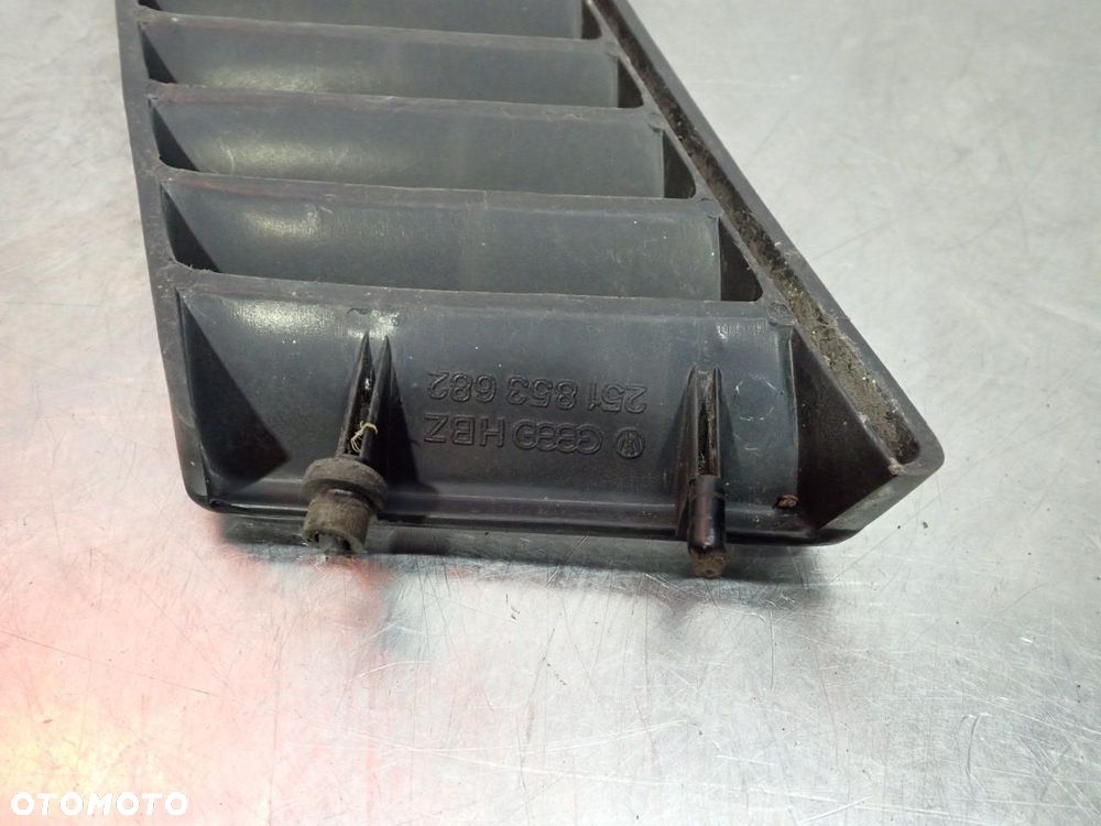 KRATKA WLOT POWIETRZA PRAWY TYŁ VOLKSWAGEN T3 - 6