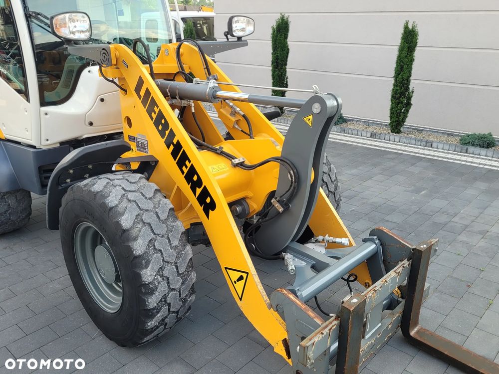 Liebherr L 506C / łyżka otwierana + widły / 1300h / model 2019 / - 10