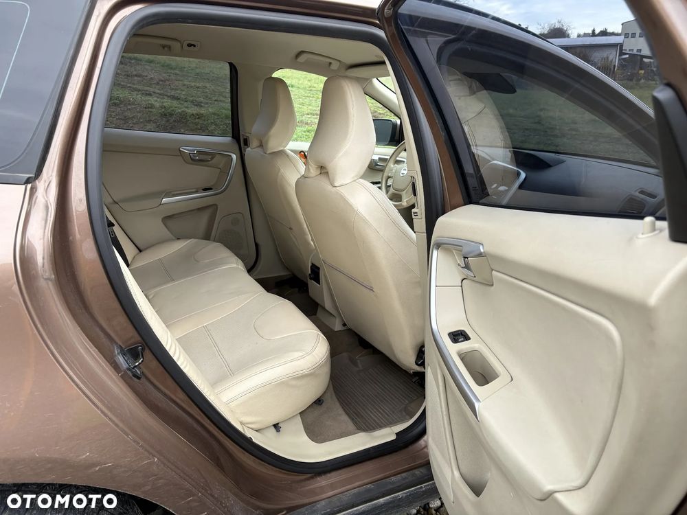 Volvo XC 60 D5 AWD - 9
