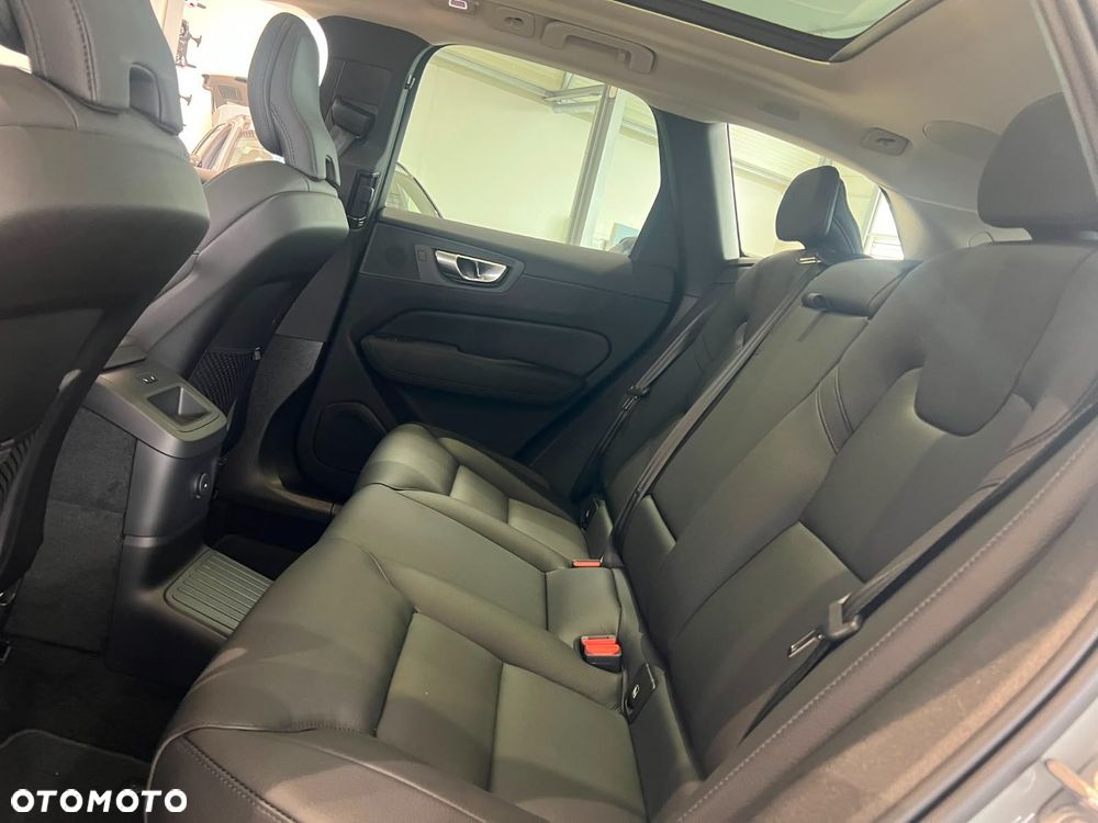 Volvo XC 60 T8 Plug-In Hybrid AWD Ultimate Dark - 25