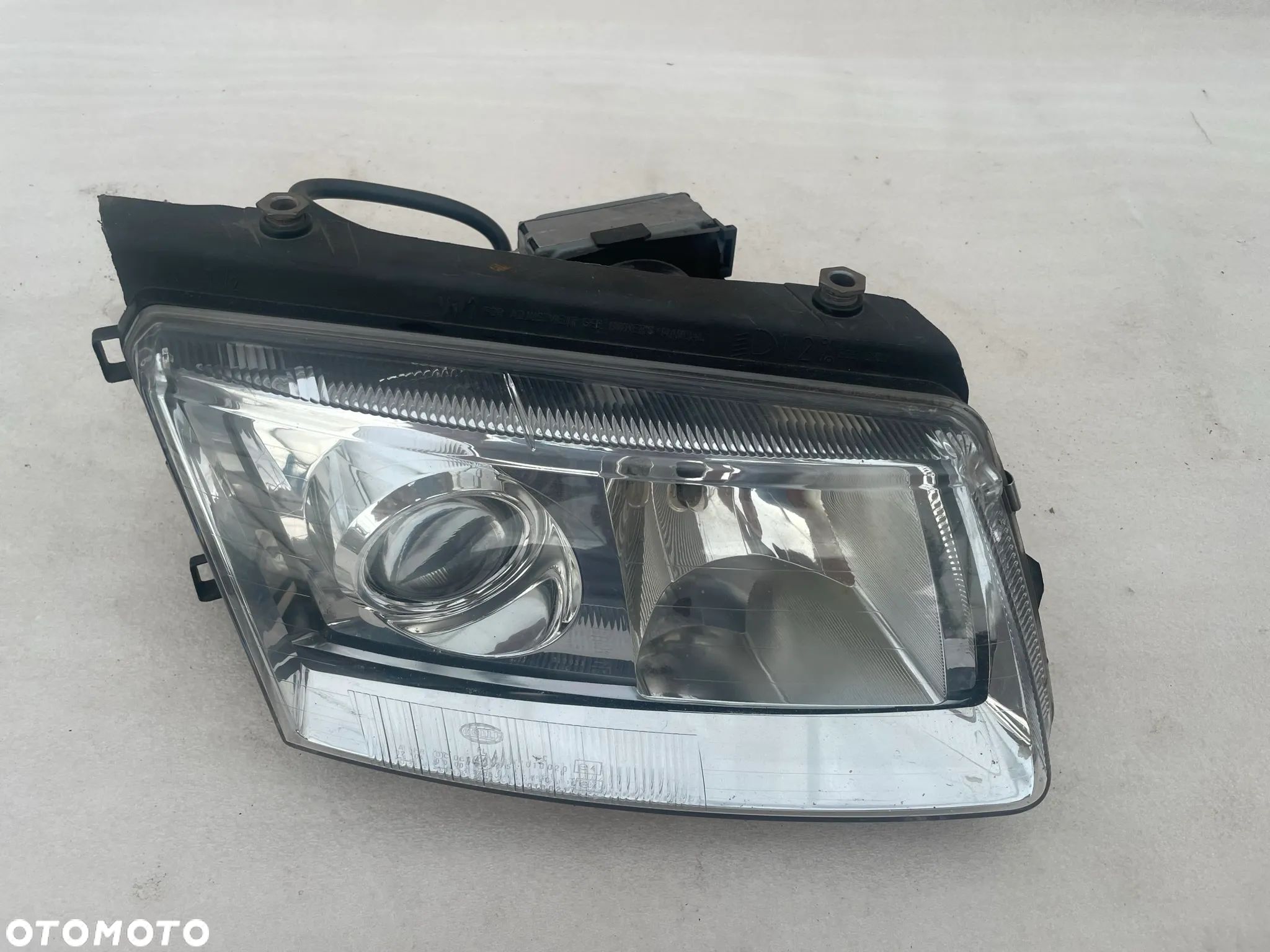 VW Passat B5 reflektor xenon prawy - 1