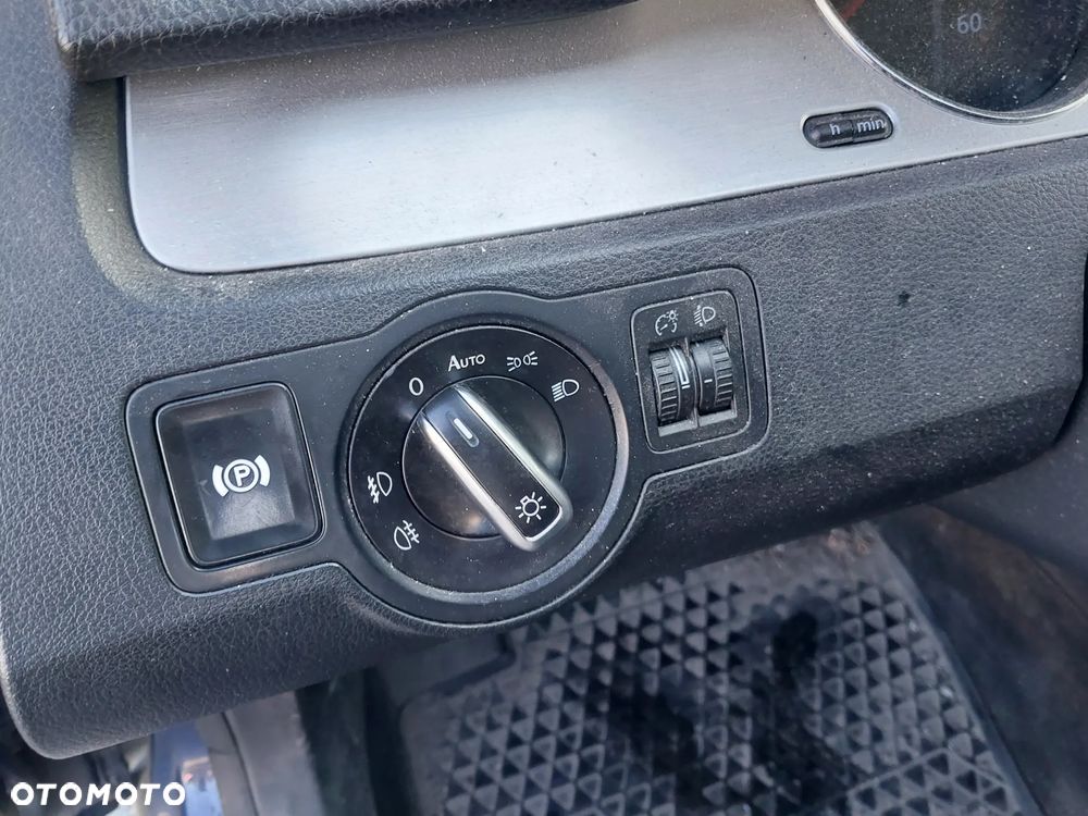 Volkswagen Passat B6 KOMBI silnik kompletny 2.0 TDI 140KM BKP Bmn Bmr Bkd Blb Bre Brf Brd Bsy Byl Bma Bwc skrzynia biegów JLU 6 biegów sprzęgło dwumasa lewarek drzwi prawe lewe przód tył klapa lusterko NIEBIESKI LC5E listwy chrom turbina turbosprężarka pompa maglownica zwrotnica zacisk kokpit panel dekory boczek drzwi tapicerka podsufitka podszybie fotel zestaw startowy sterownik szyba zamek lampa blenda wykładzina alufelgi roleta podłokietnik mechanizm tempomat kolektor osłona dolot tłumik wydech NA CZĘŚCI WSZYSTKIE CZĘŚCI - 24