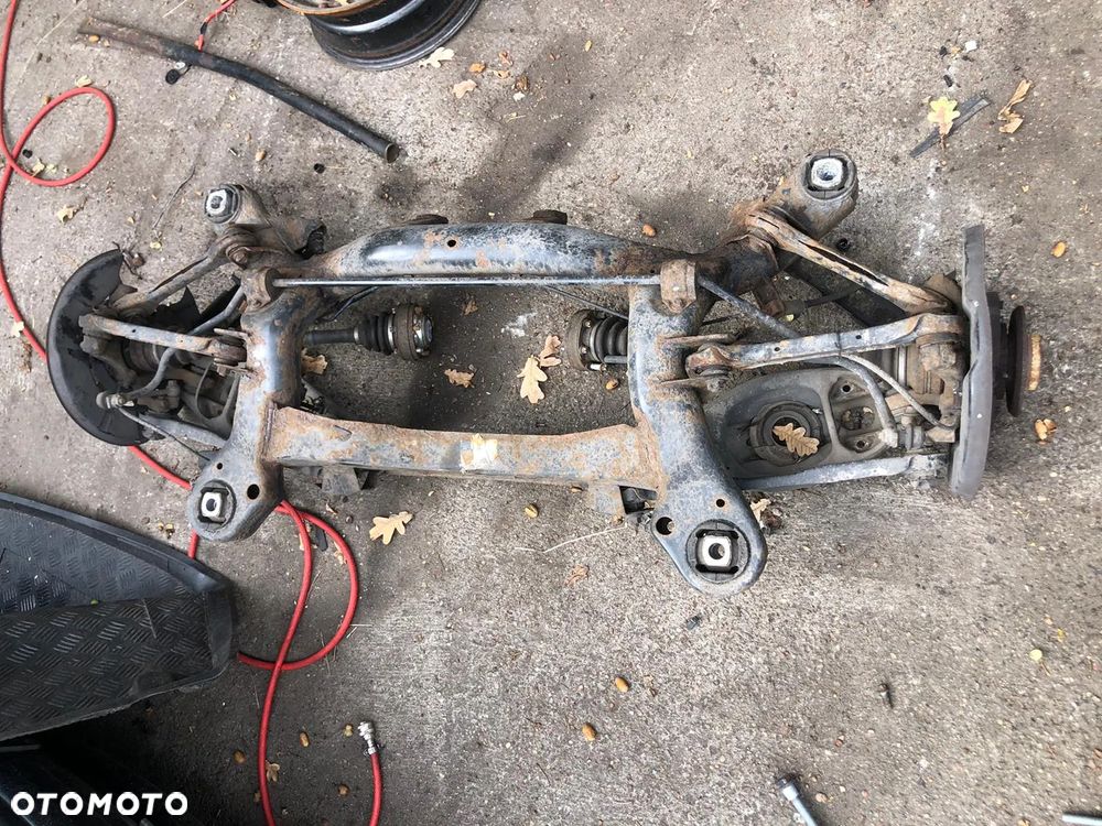 BMW 3  E91 E90 BELKA TYLNA ZAWIESZENIE TYLNE KOMPLET - 1