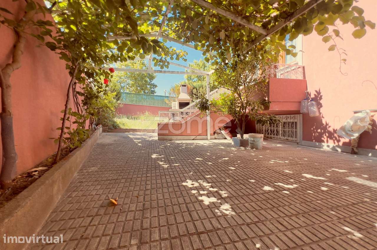 Moradia V4 Geminada com Garagem e Espaço Exterior no Centro de Chaves - Grande imagem: 3/26