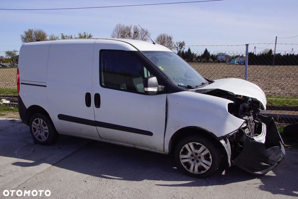 Auto na części - Fiat Doblo II Lift 1.3 MultiJet 90 KM 263A2000 C510 249 2016R Silnik Skrzynia Drzwi Błotnik Zderzak Lampa Klamka Lusterko Szyba Deska Kokpit Sterownik Moduł Czujnik Licznik Wyświetlacz Panel Kierownica - 2