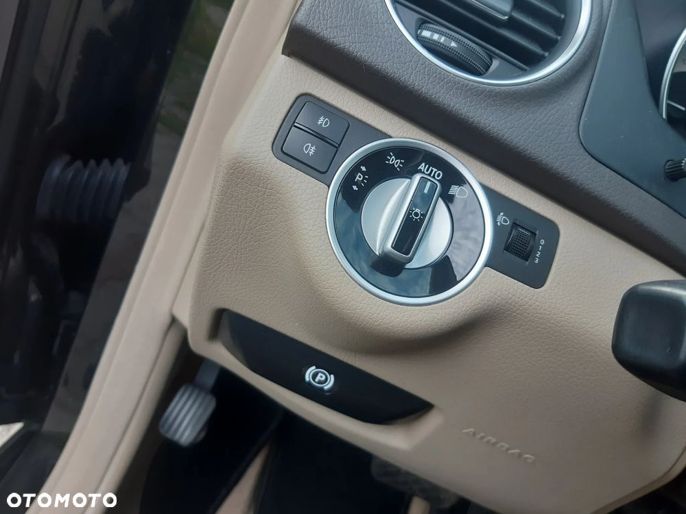 Mercedes-Benz Klasa C 180 CGI Automatik BlueEFFICIENCY - 24