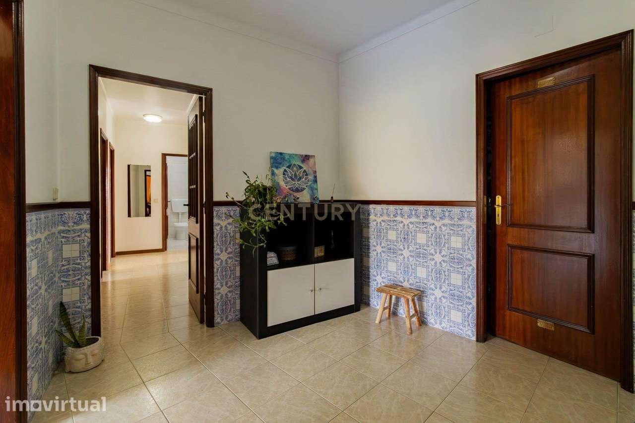 Apartamento T3 com Sótão Transformado em T1 | Vista Castelo de Leiria