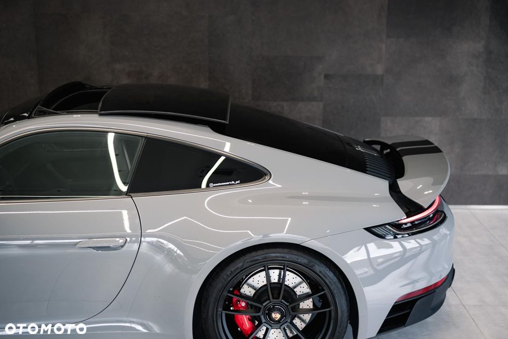Porsche 911 Carrera 4 GTS - 34