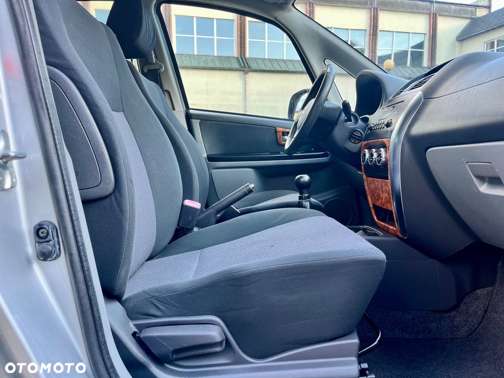 Suzuki SX4 1.6 GS / Premium - 12
